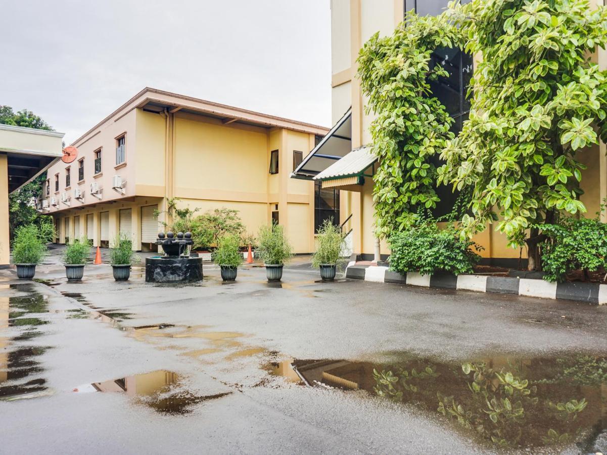 Super Oyo Townhouse Oak Bi Executive Hotel Jakarta Buitenkant foto